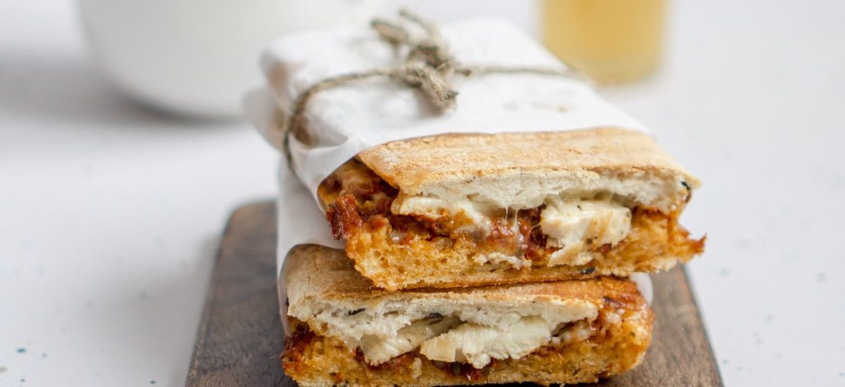 Panini z kurczakiem i czerwonym pesto