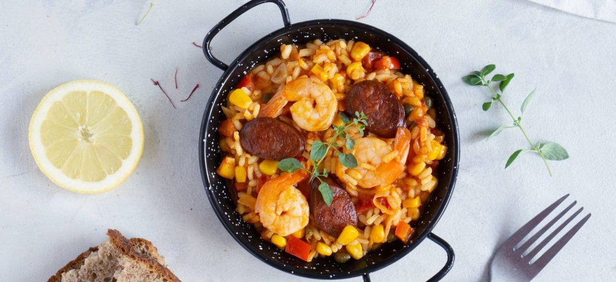 Paella z krewetkami i chorizo