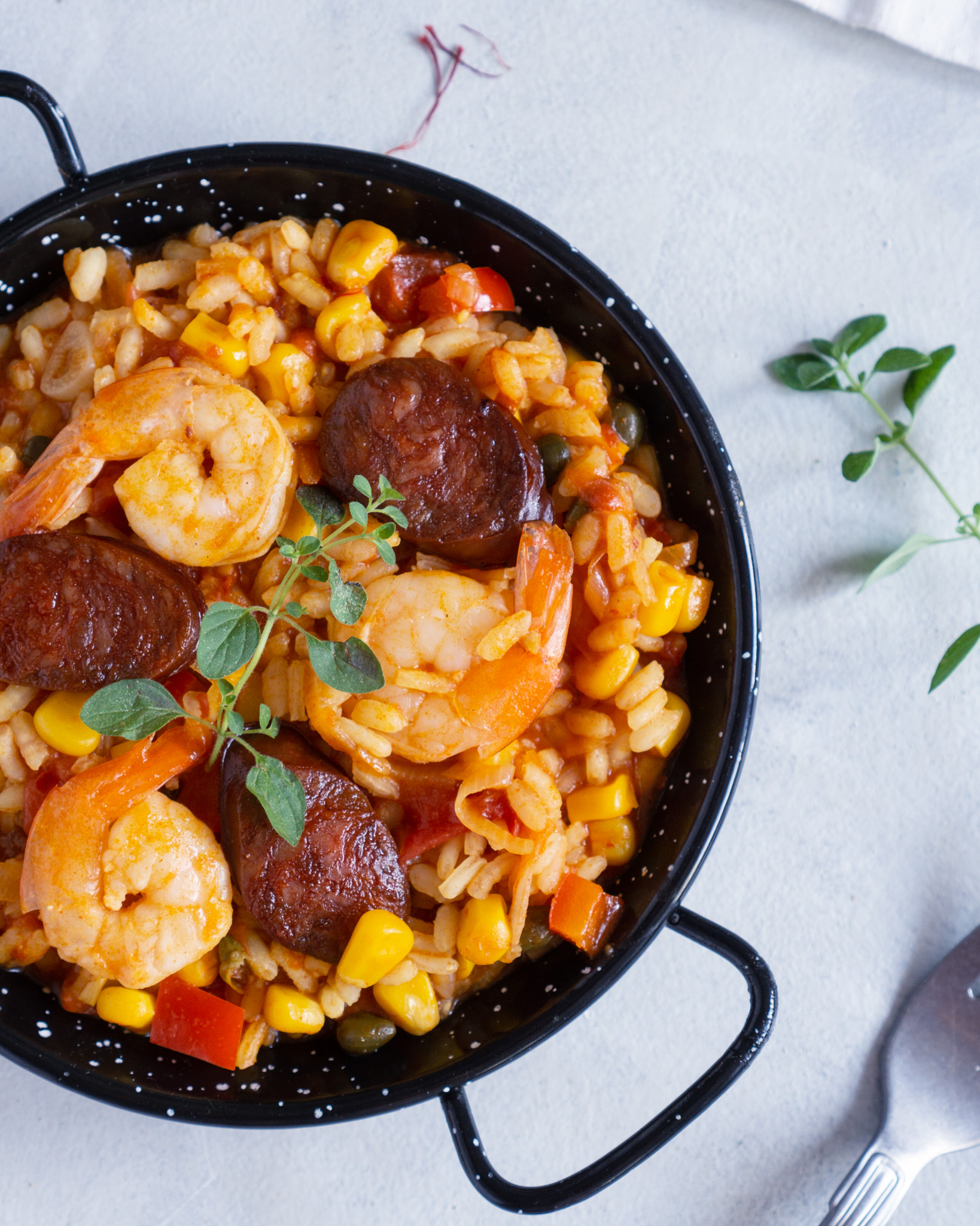 Paella z chorizo i krewetkami fotografia kulinarna i przepisy My