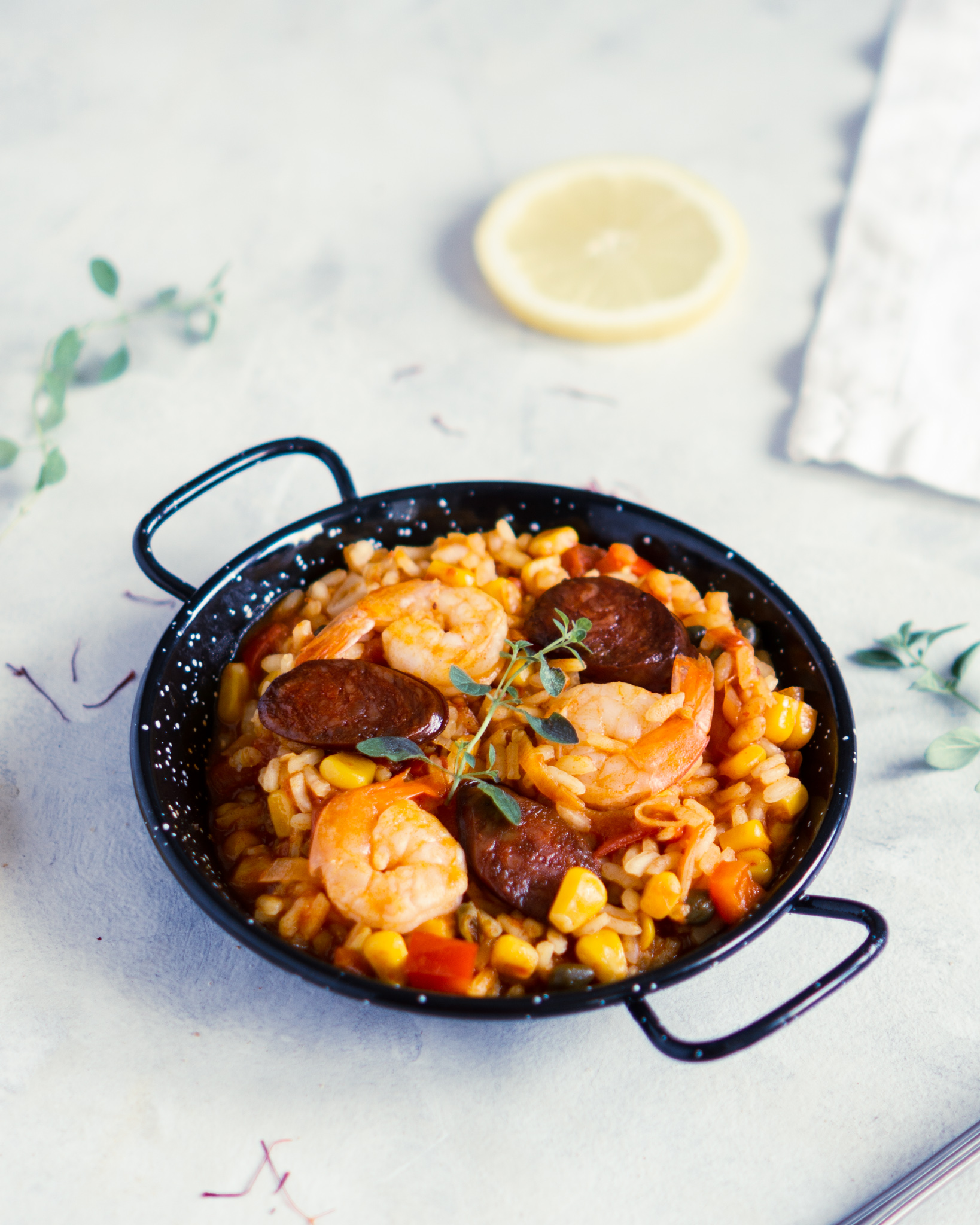Paella z chorizo i krewetkami fotografia kulinarna i przepisy My
