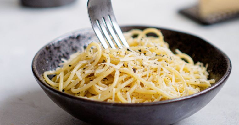 Spaghetti z parmezanem i pieprzem