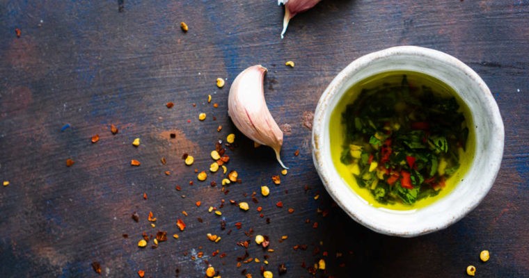 Oliwa z oliwek z czosnkiem, chilli i pietruszką