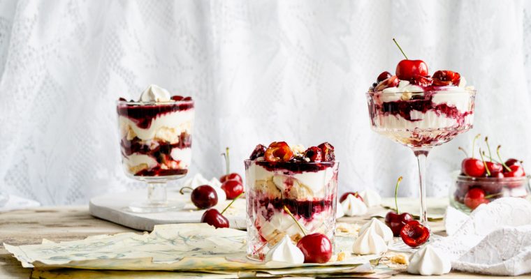 Eton mess z truskawkami i czereśniami